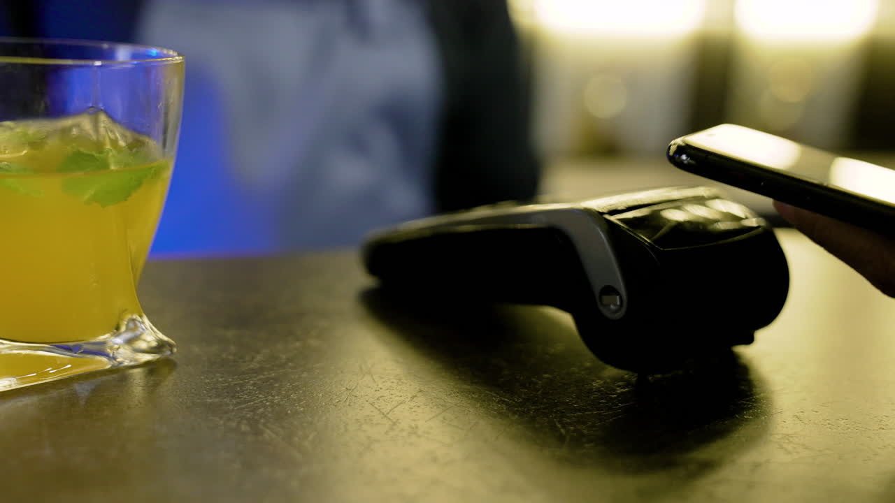 음료를 지불하는 고객