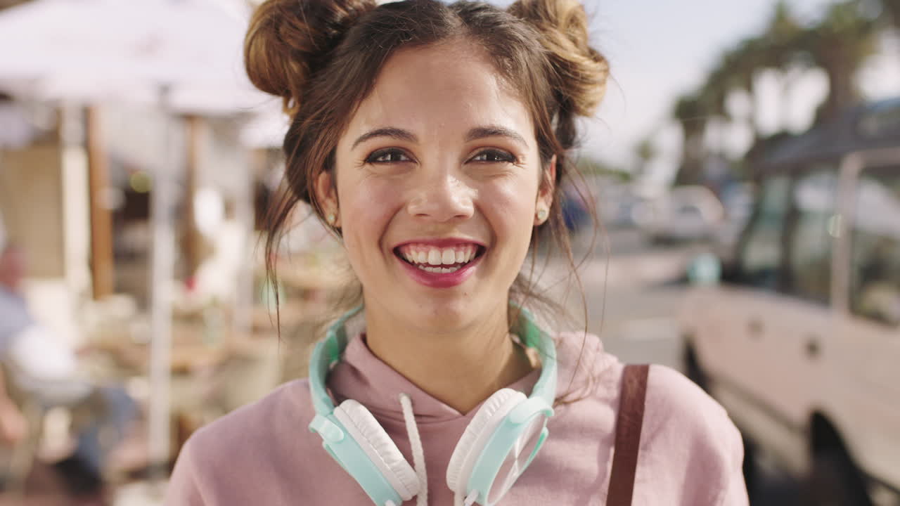 feliz, música y rostro de mujer en la calle de la ciudad
