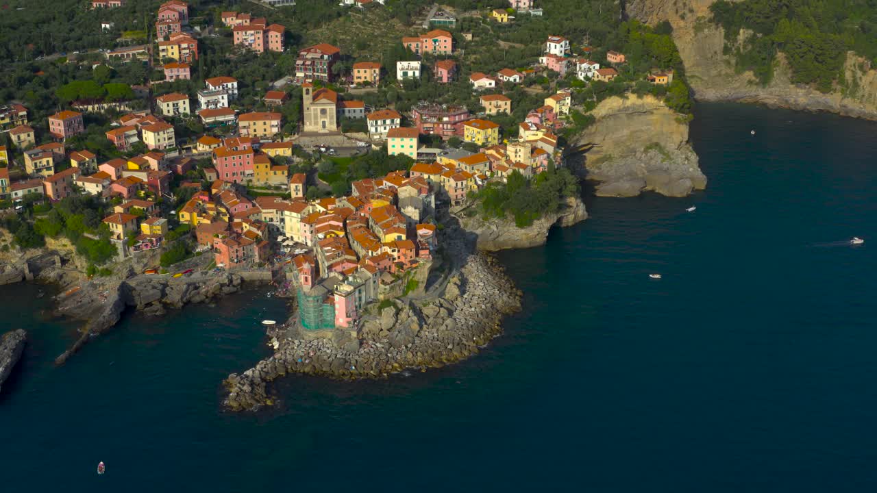 이탈리아 텔라로의 아름답고 다채로운 해안 리구리아 마을의 높은 공중 촬영