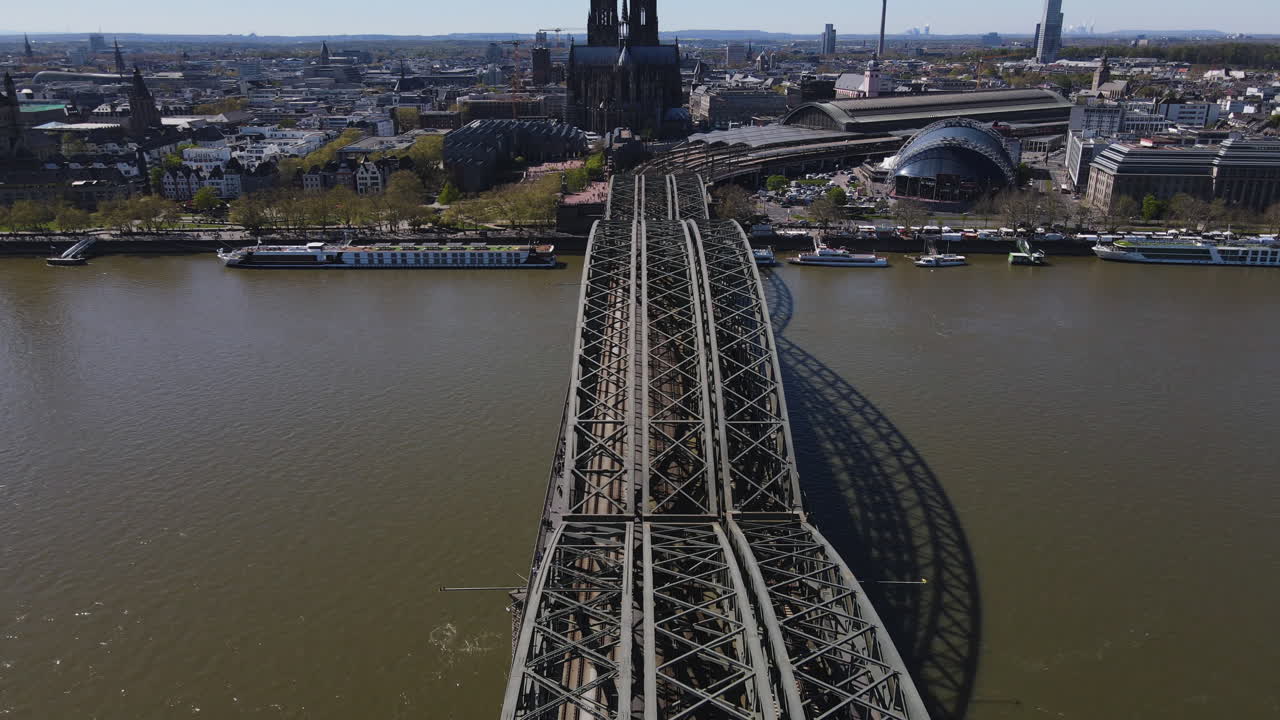 비행 hohenzollern 다리는 대성당과 중앙역 쾰른 독일을 보여줍니다