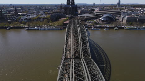 Puente-Hohenzollern-Paso-Elevado-Revela-La-Catedral-Y-La-Estación-Central-Colonia-Alemania
