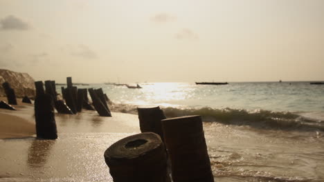 Statische-Aufnahme-Des-Strandes-Von-Sansibar-Bei-Sonnenuntergang,-Boote-Im-Hintergrund