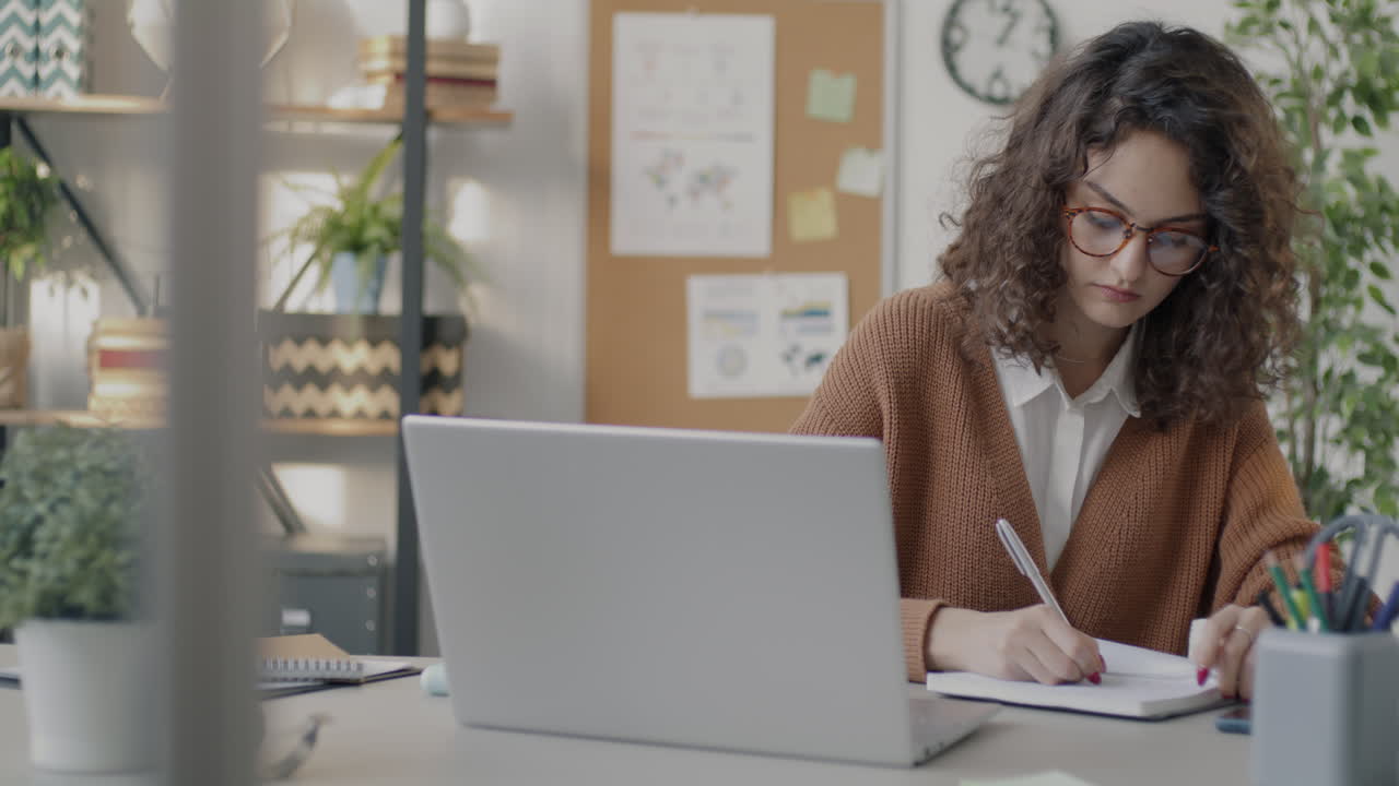 Donna che lavora al portatile in un ufficio moderno
