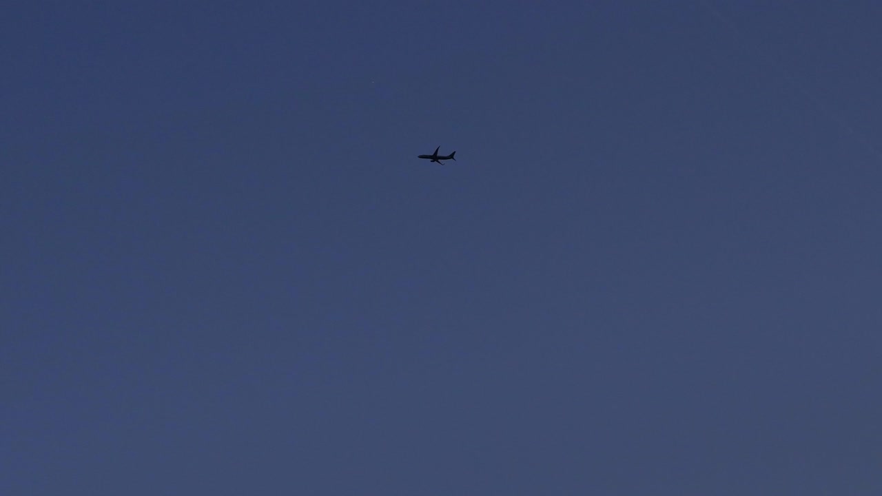 목적지 알 수 없는 비행기 항로