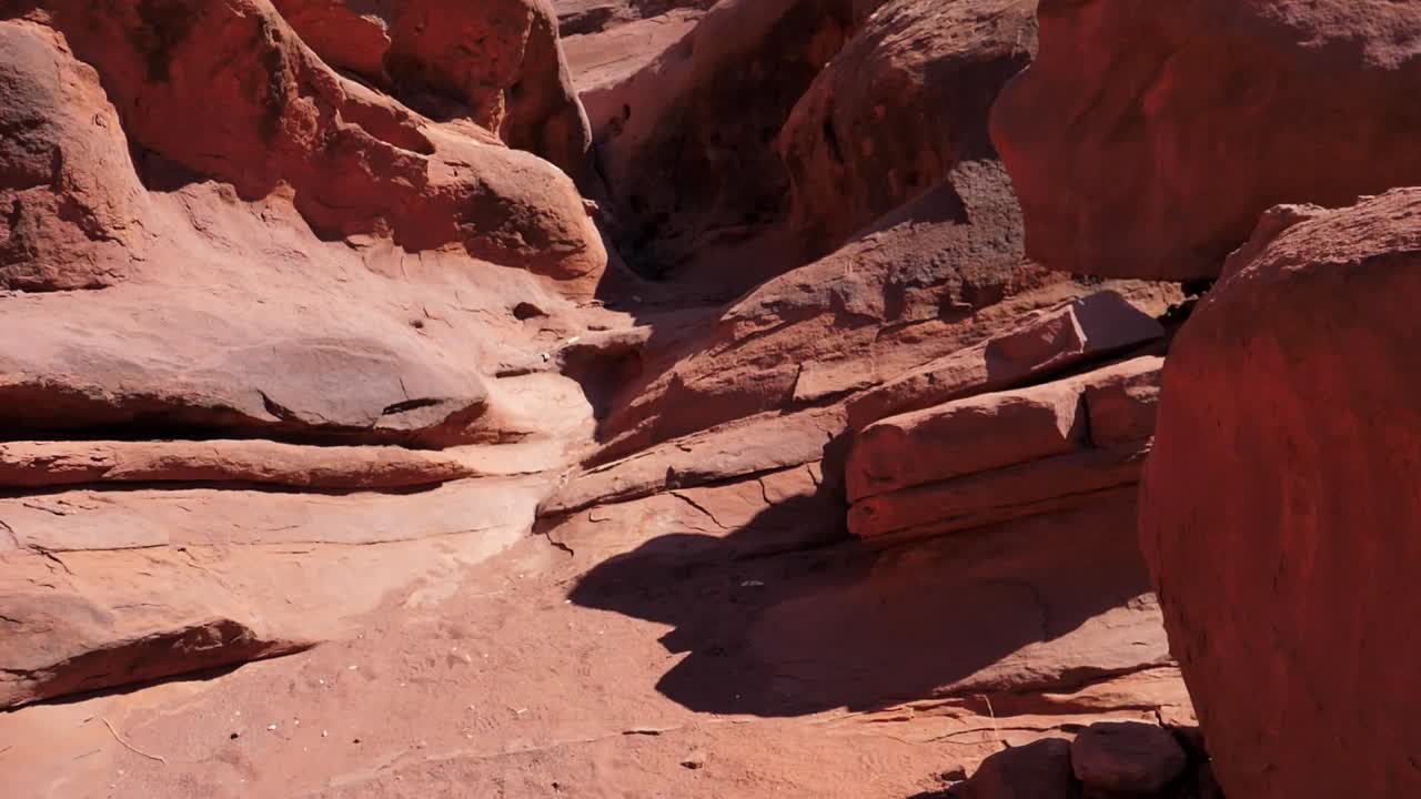 slo mo pan en moab castleton tower con rocas rojas alrededor