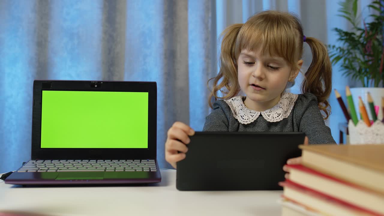 niña estudiando tareas educación a distancia en tablet webcam lección en línea en casa, pantalla verde