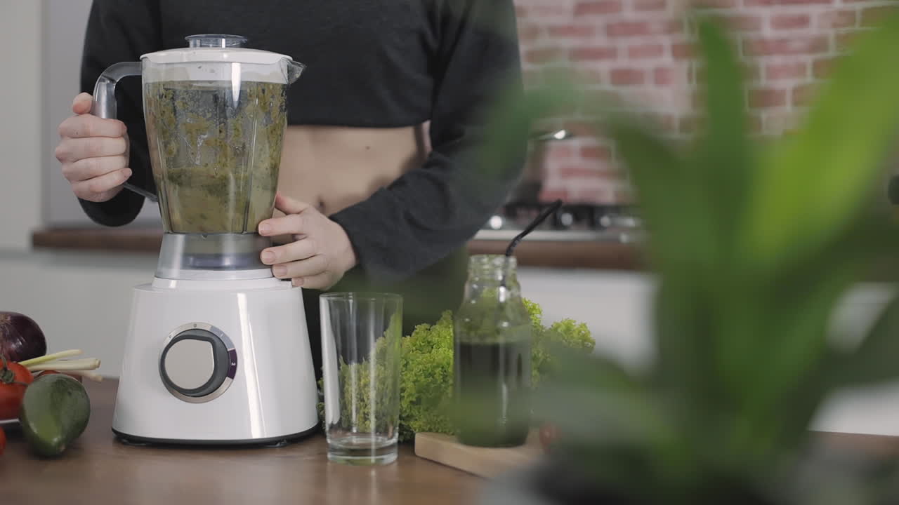 licuadora con verduras, jugo de licuado de desintoxicación para cocinar 1