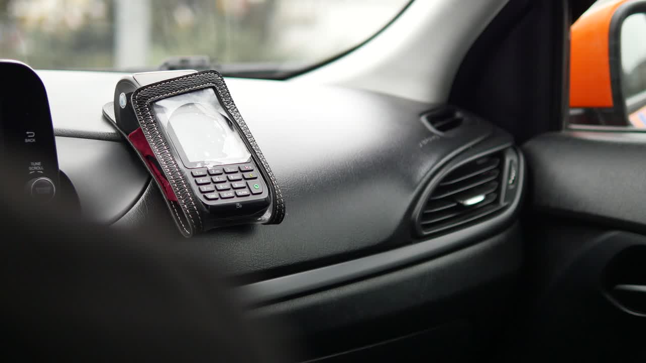 lector de tarjetas de crédito en un coche