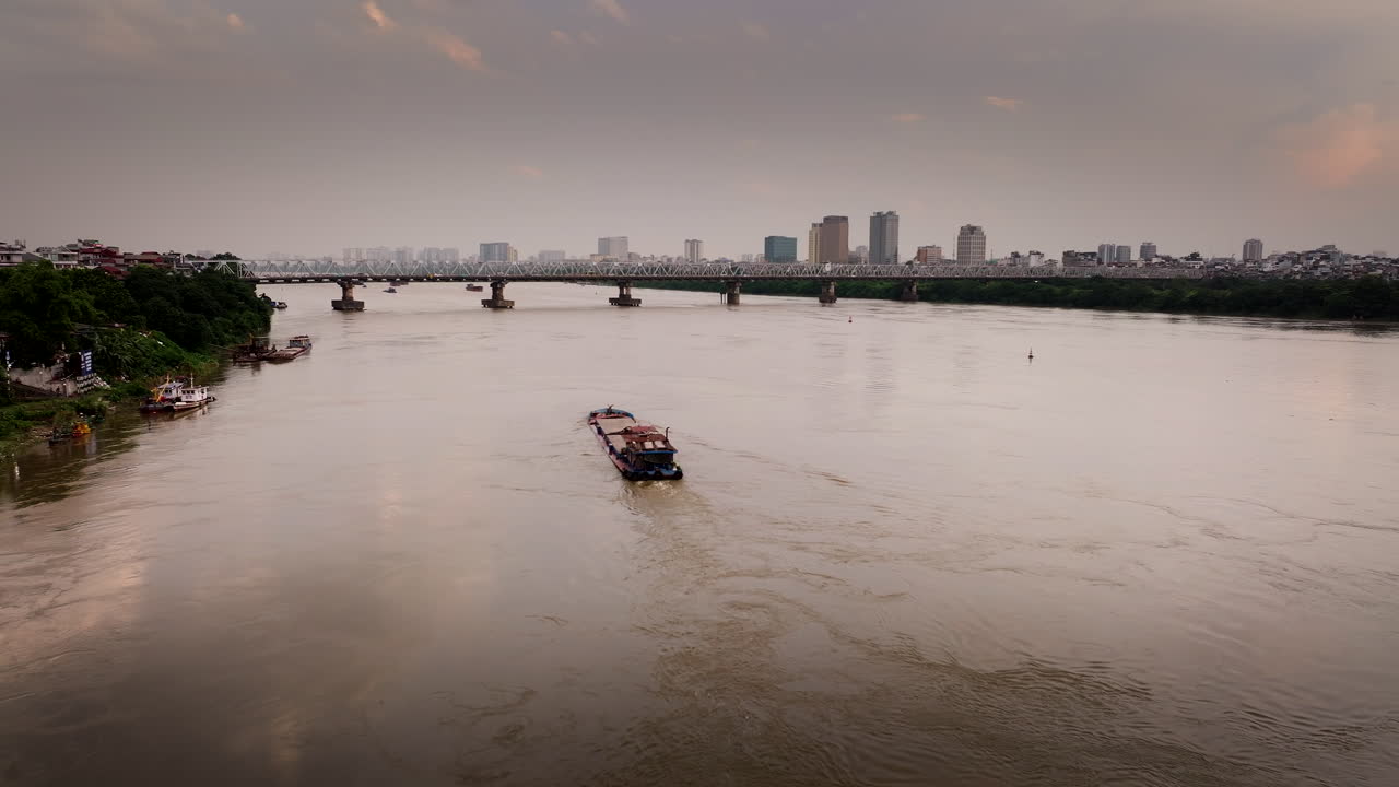 다리의 철 은 녹은 우아하고, 배는 해가 지는 따뜻한 포옹을 받습니다.