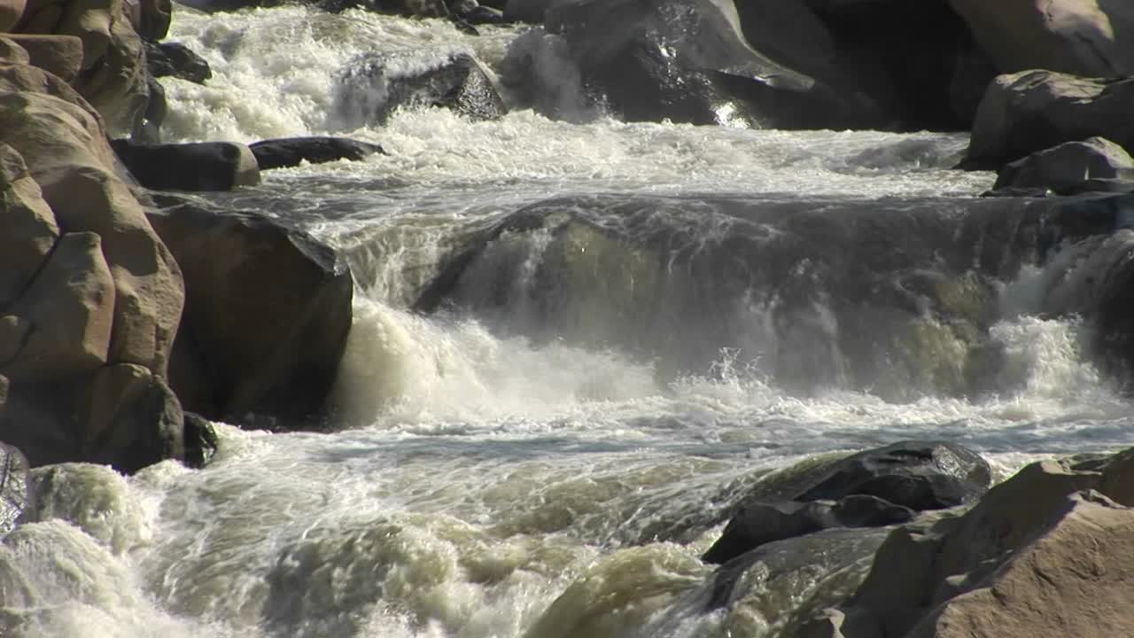 시에라 네바다 산맥의 작은 폭포를 빠르게 하강하는 컨 강의 중간 샷