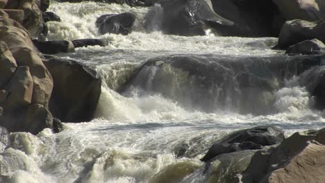 Plano-Medio-Del-Río-Kern-Descendiendo-Rápidamente-Una-Pequeña-Cascada-En-Las-Montañas-De-Sierra-Nevada