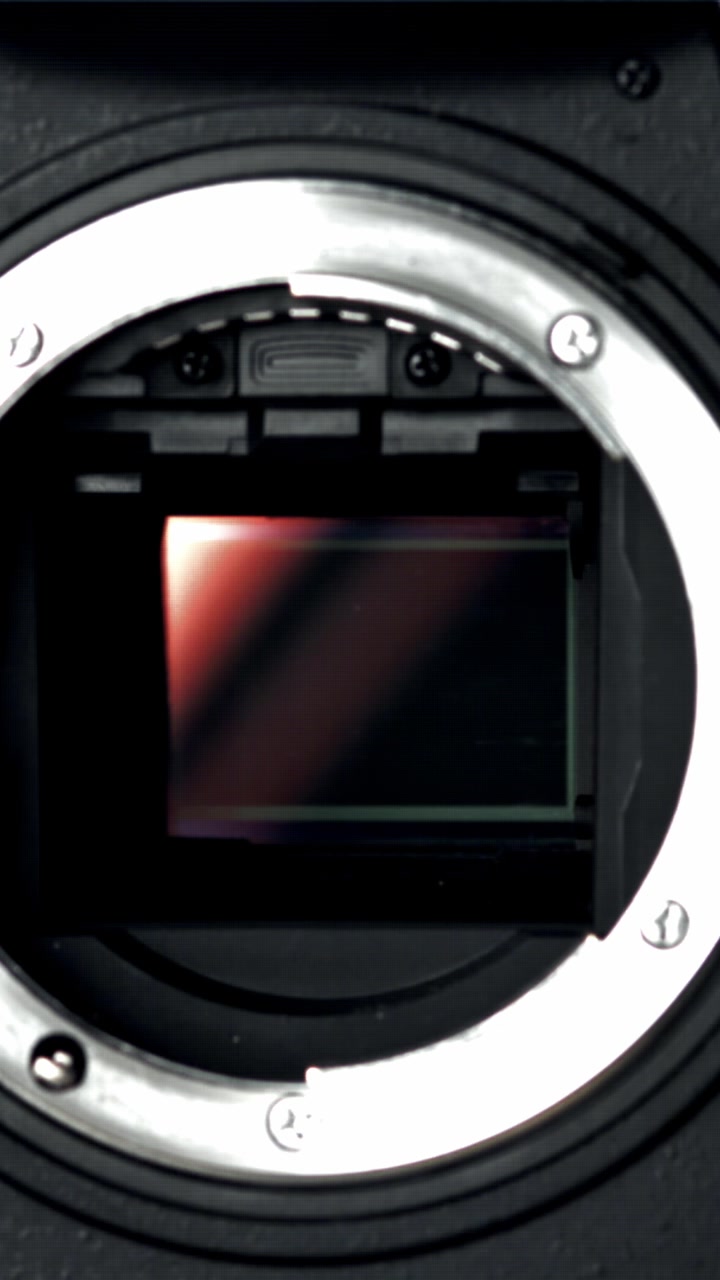 Otturatore della fotocamera che si apre e si chiude per rivelare il sensore