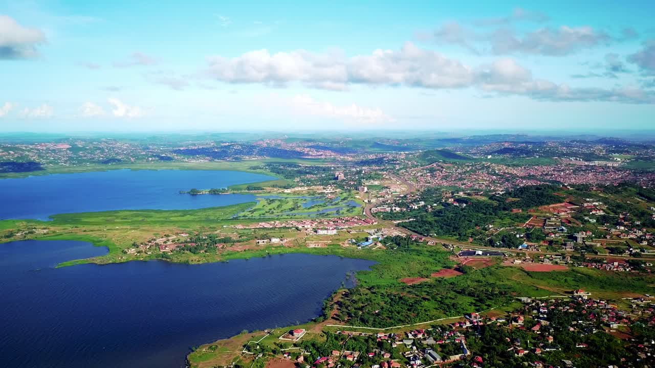 우간다 의 빅토리아 호수 해안 에 있는 해안 섬 마을 들 의 파노라마 항공 사진