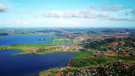 Vista-Aérea-Panorámica-De-Los-Pueblos-De-Las-Islas-Costeras-En-La-Costa-Del-Lago-Victoria,-Uganda