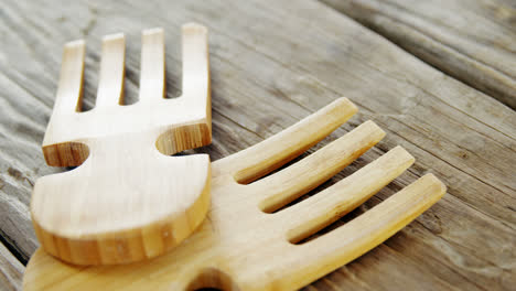tenedor de madera en la mesa