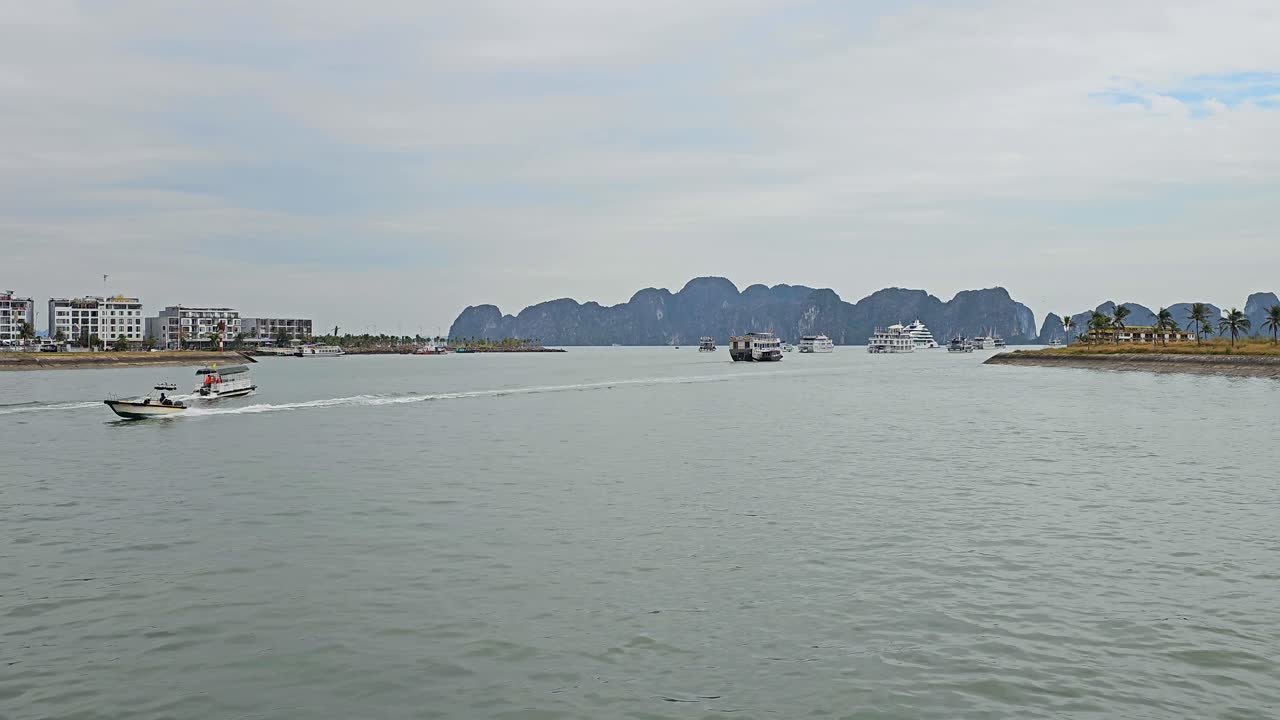 베트남 하롱 만 에 있는 스피드 보트 와 크루즈 선박 - 넓은