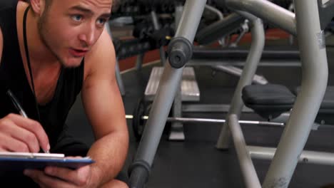 mujer en forma haciendo ejercicio aeróbico con su entrenador