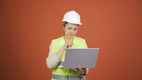ingeniero trabajando en un proyecto en una computadora portátil.