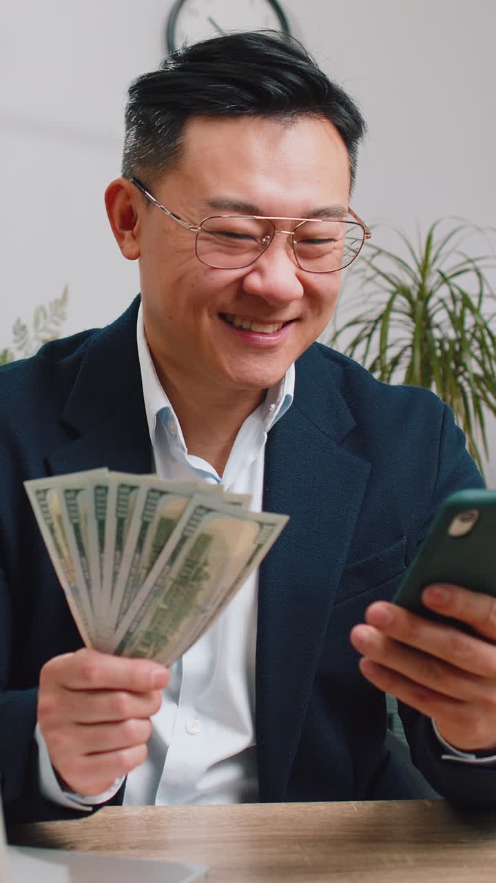 Pengusaha Asia Kaya Bahagia Menghitung Uang Tunai Menggunakan Aplikasi Smartphone, Meraup Keuntungan dari Kontrak yang Sukses
