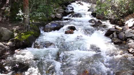 Unbenannter-Wasserfall-Abseits-Einer-4x4-straße-In-Der-Nähe-Von-Georgetown,-Colorado,-Mit-Halber-Geschwindigkeit