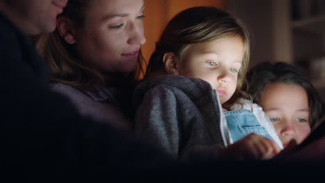 Familia-Feliz-Usando-Una-Tableta,-Madre-Y-Padre-Disfrutando-Viendo-Entretenimiento-Con-Niños-En-Tecnología-De-Pantalla-Táctil-Relajándose-Antes-De-Acostarse