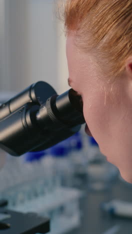 científico usando el microscopio en el laboratorio