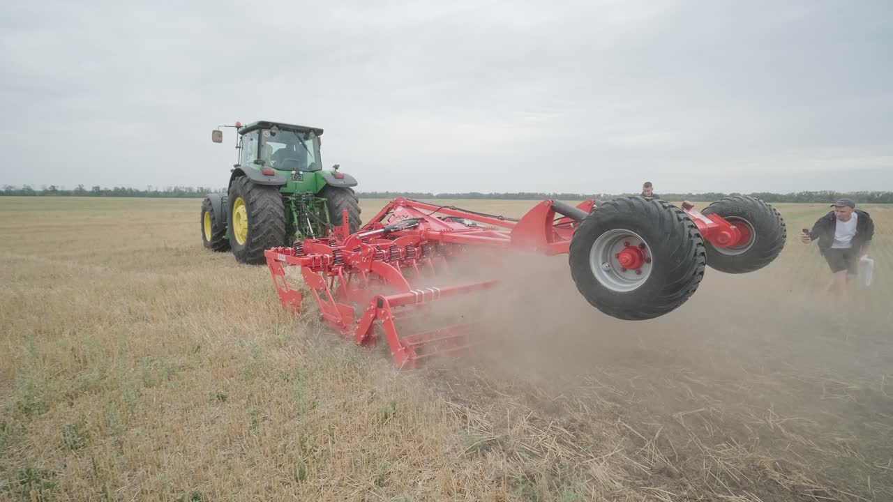 전시회에서 농업 기계의 시연. 트랙터는 현장에서 작동하여 그들의 능력과 성능을 전시합니다.