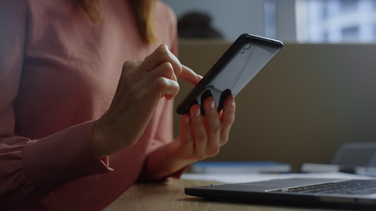 manos de una mujer de negocios usando el touchpad en la pantalla de un teléfono inteligente. mujer enviando un mensaje de texto