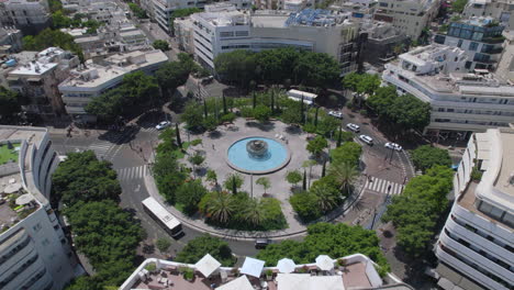 plaza dizengoff, tel aviv al mediodía en un día de verano muy caluroso sin mucha gente y actividad, la gente prefiere estar en un lugar con aire acondicionado