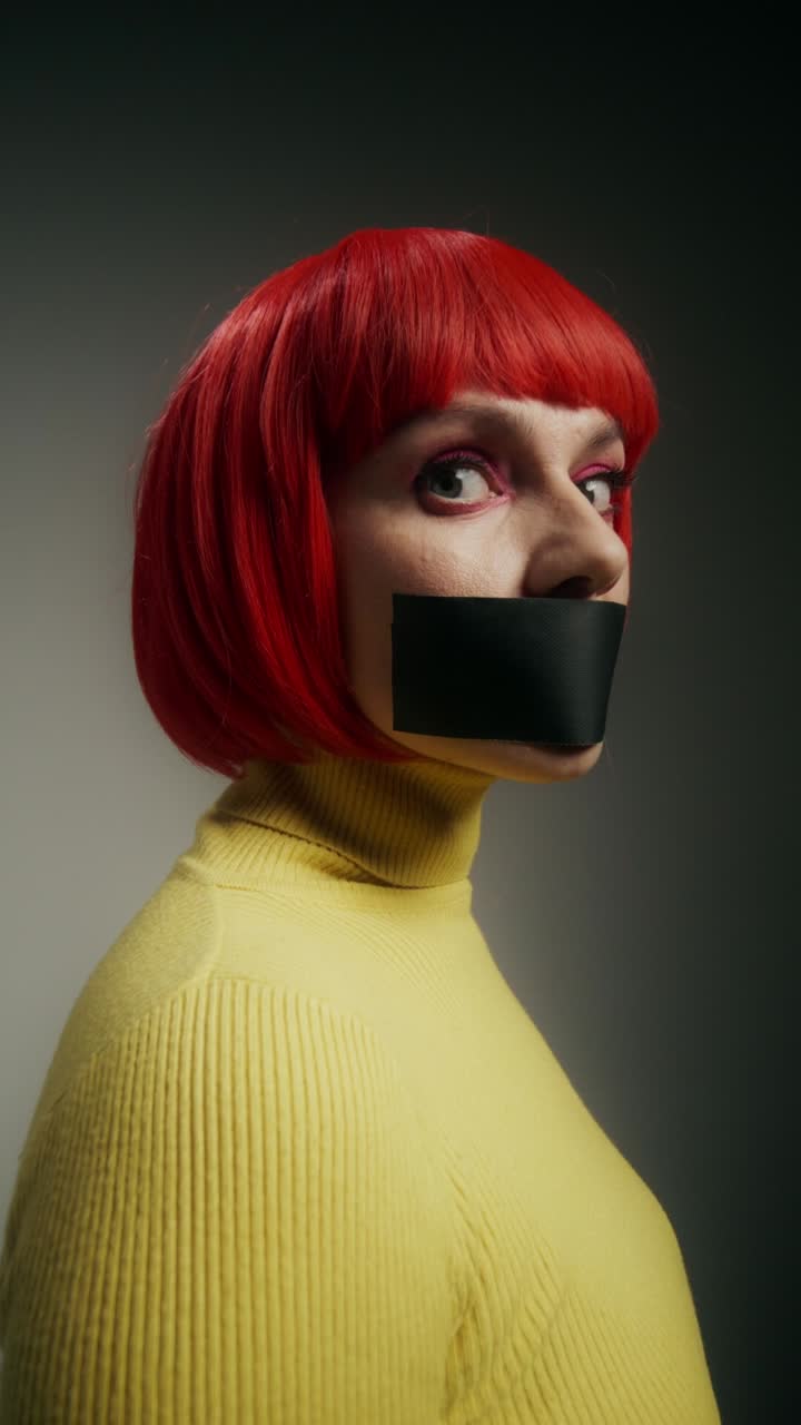 colores apagados y protesta silenciada