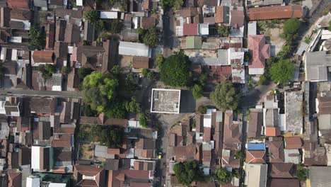 Vista-Aérea,-Kandang-Menjangan-O-Panggung-Krapyak,-Que-Forma-Parte-Del-Eje-Imaginario-Del-Palacio-De-Yogyakarta,-Luce-Deslumbrante-Con-Paredes-Blancas-Entre-Las-Casas-De-Los-Residentes.