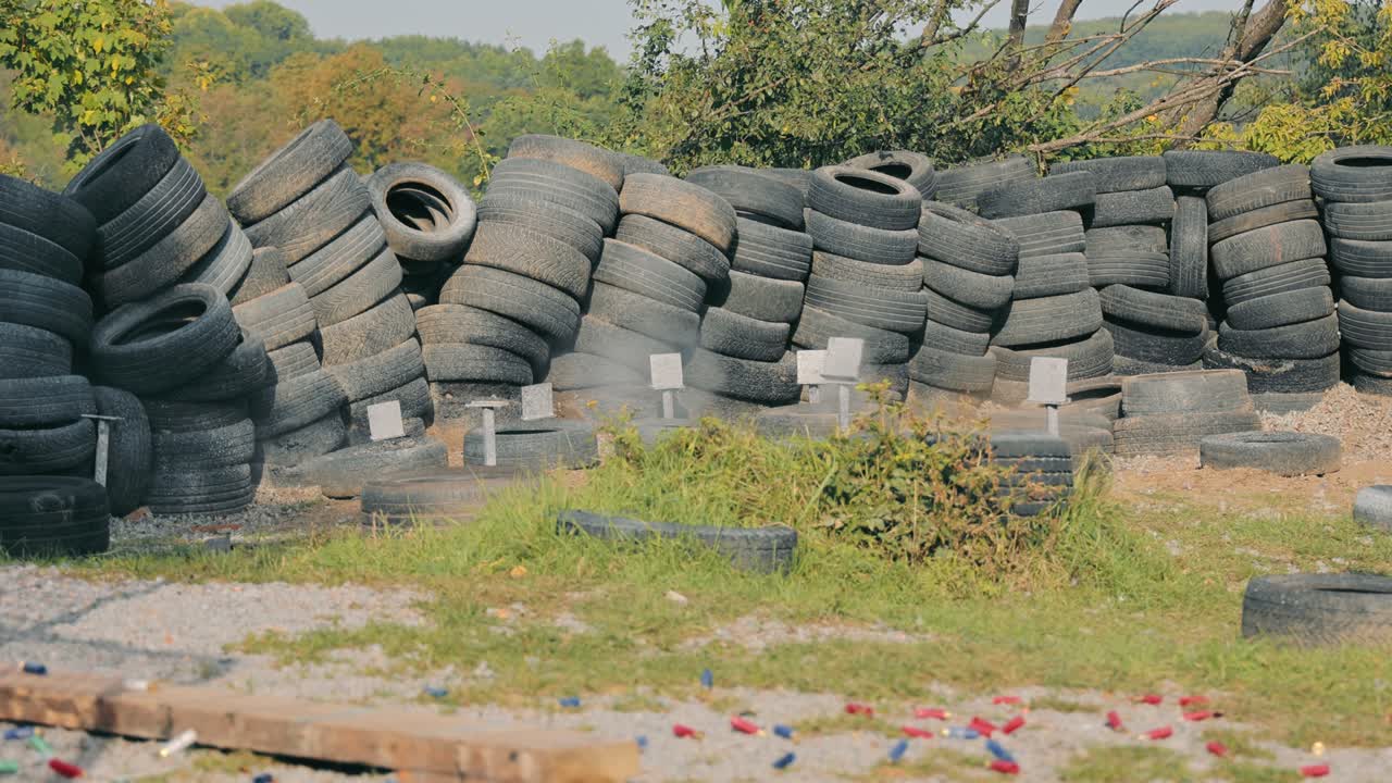 disparo a objetivos de cerca. fracción golpeando objetivos de aluminio. objetivo para disparar en el rango