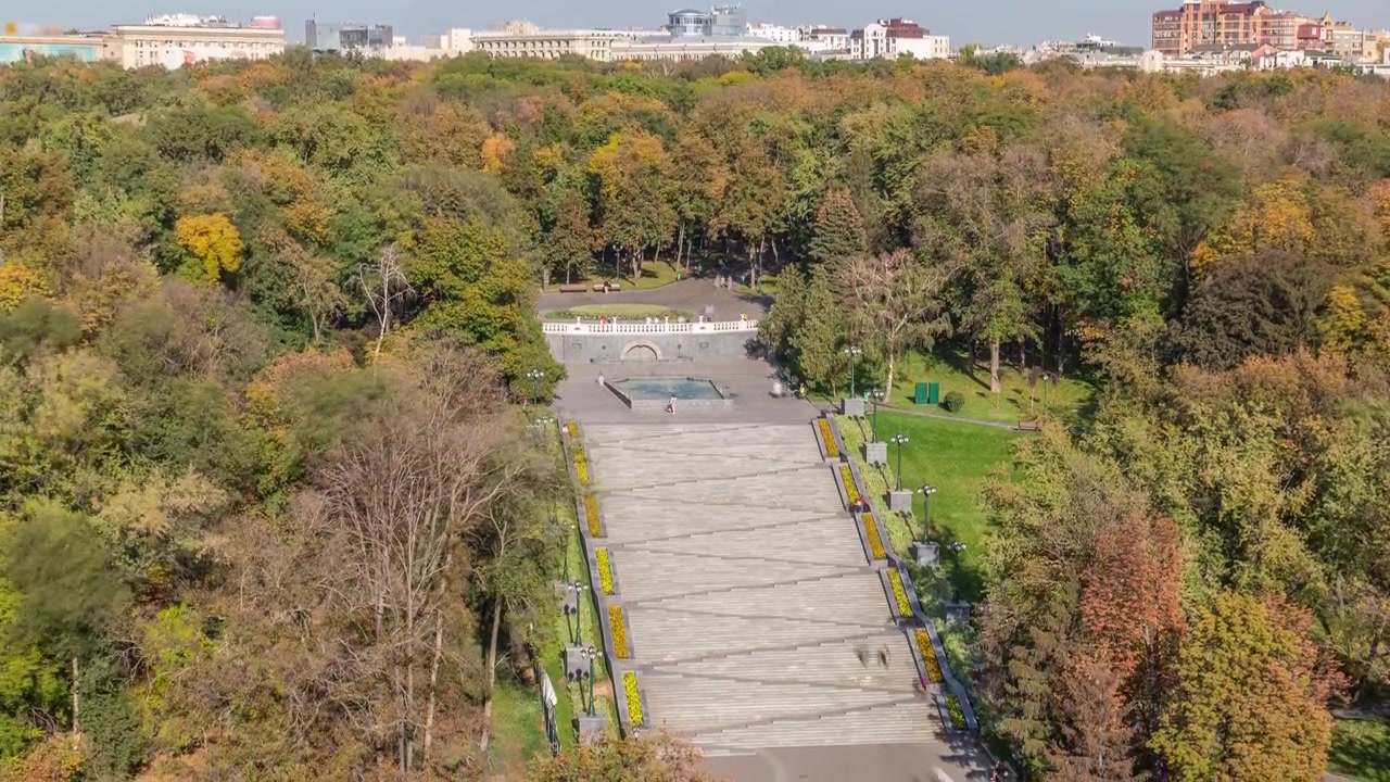 Vista panorâmica aérea de uma escadaria com fontes no Jardim Shevchenko em timelapse. Parque com árvores amarelas, vermelhas e verdes numa noite de outono. Kharkov, Ucrânia