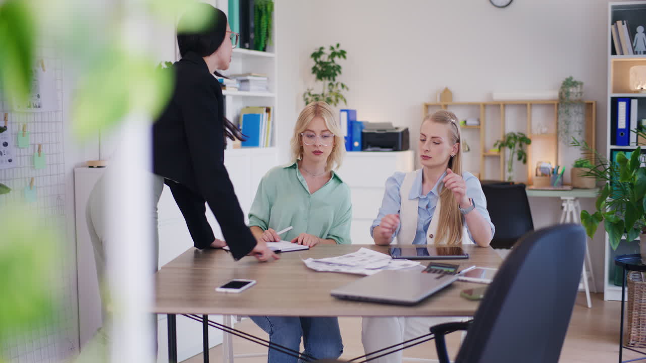 разгневанная бизнесменка бросает документы в гневе.