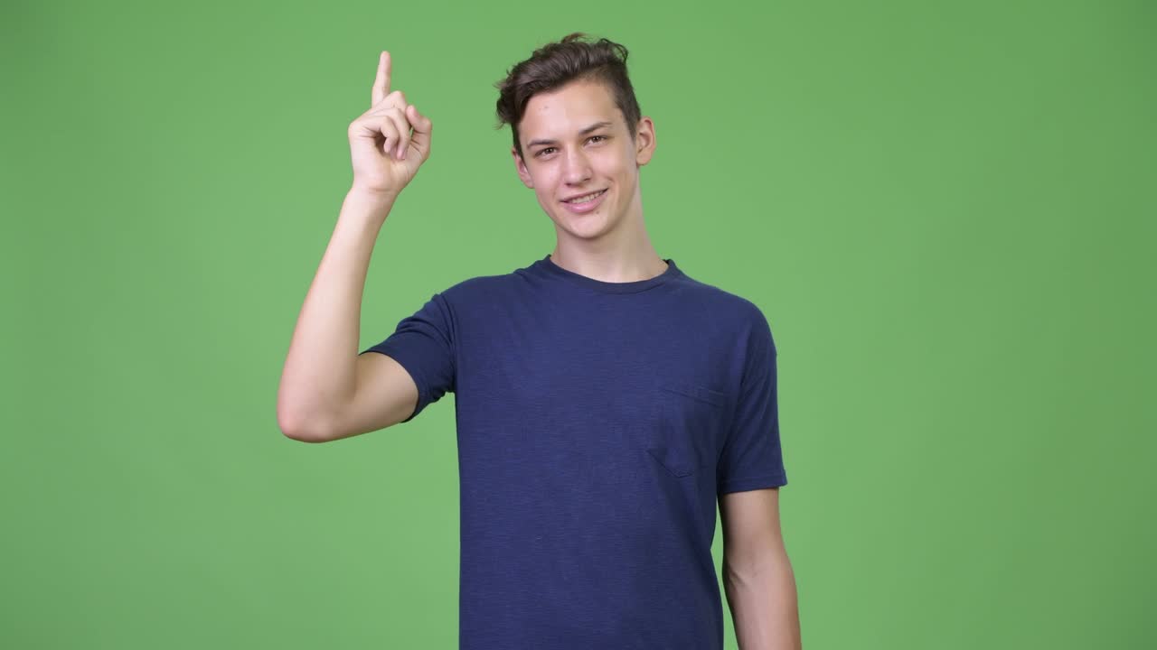 Ung glad teenagerdreng peger opad