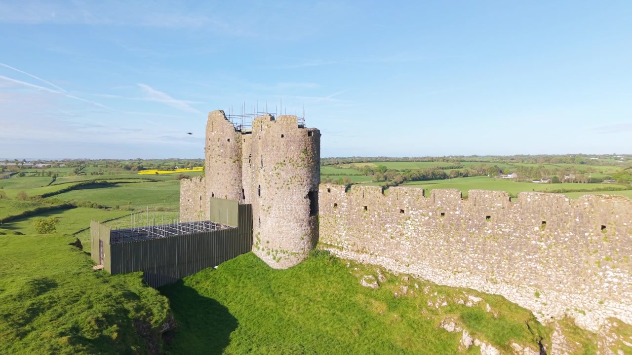 Vista aerea del Castello di Roche in ristrutturazione, circondato dalla verde campagna irlandese.