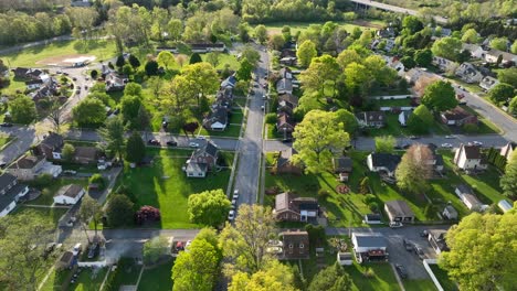 Una-Toma-Cinematográfica-De-Panorámica-Lenta-De-Un-Vecindario-Y-Suburbios-En-Los-Estados-Unidos