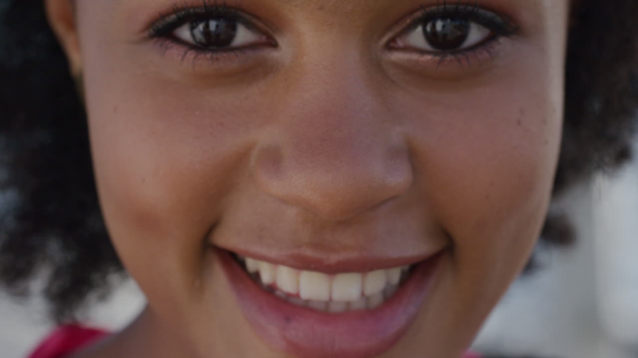 Retrato de mulher afro-americana feliz sorrindo
