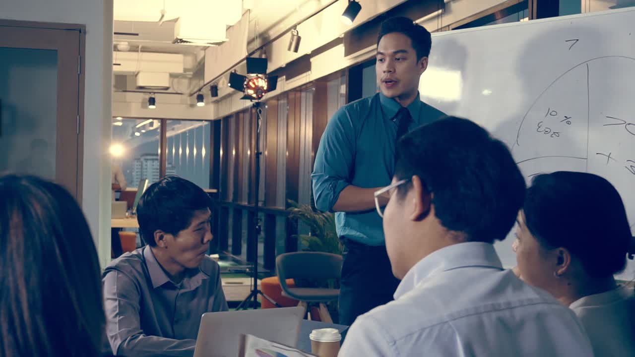 아시아 사업가들이 마케팅 전략을 논의하고 있습니다.