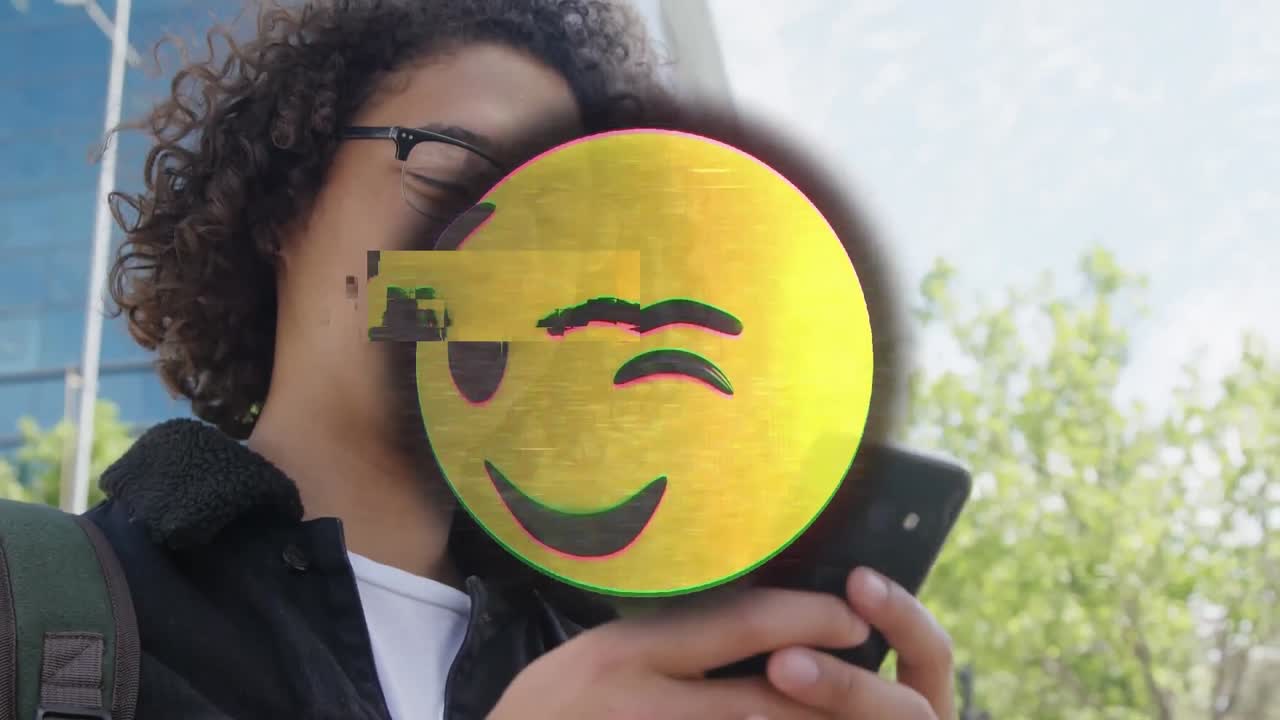 스마트폰을 사용하는 사람 위에 행복한 이모티콘의 애니메이션