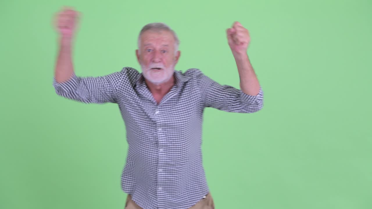 hombre de edad avanzada y guapo con barba.