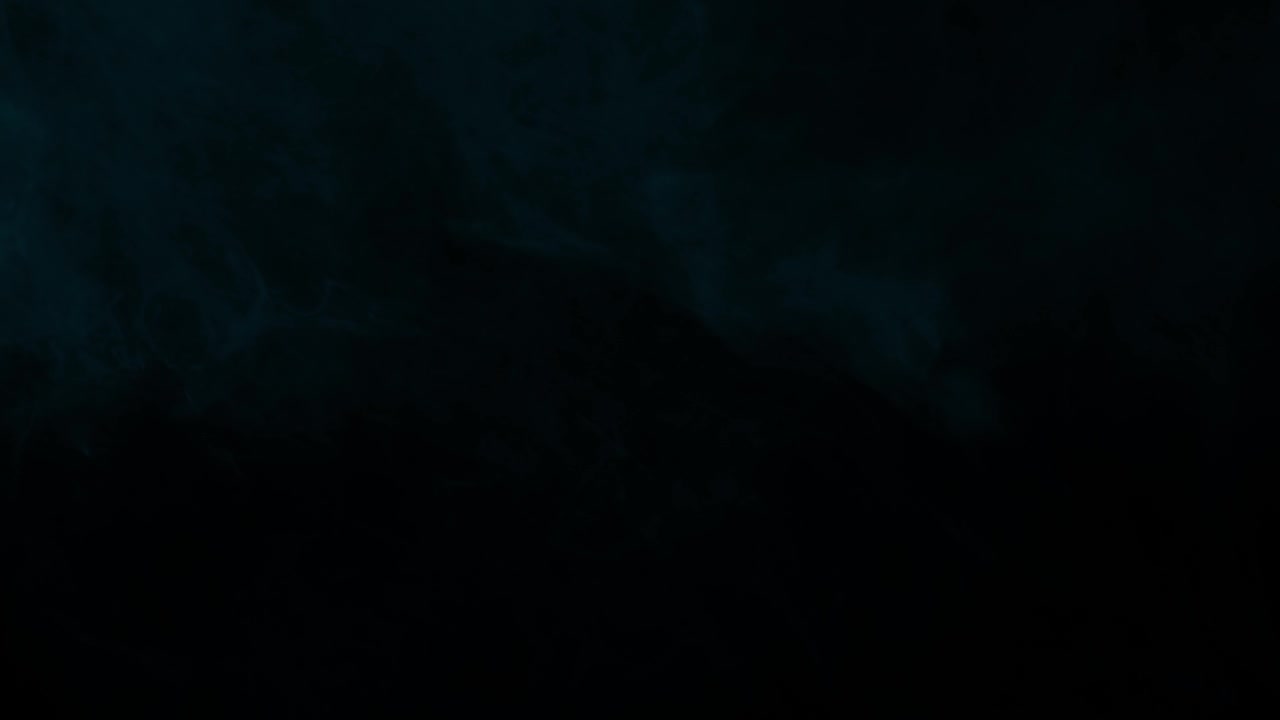 Sehr subtile und dunkelzyanfarbene Rauchschwaden erscheinen. Isoliert auf schwarzem Hintergrund, ideal für Compositing.