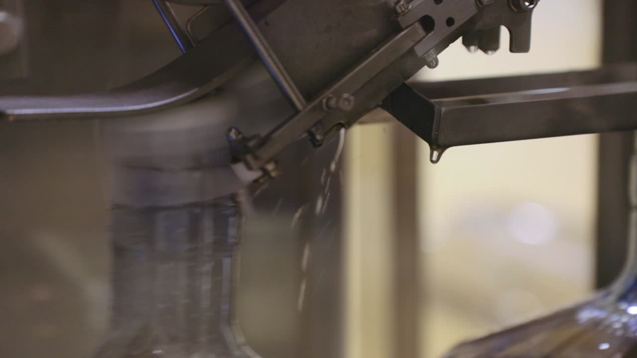 máquina automática de tapado de galones de agua en la unidad de purificación