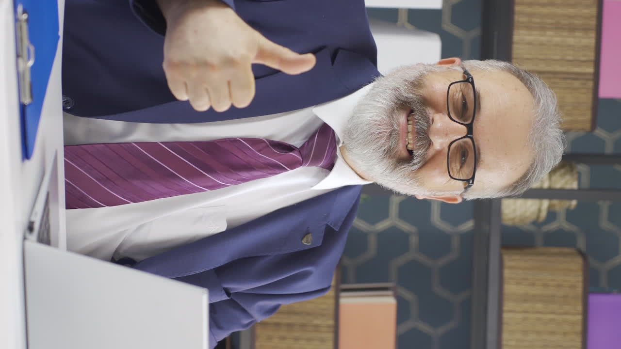 video vertical de un viejo hombre de negocios sonriendo a la cámara.