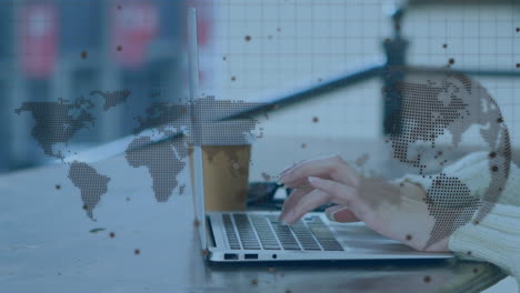 animación de procesamiento de datos cibernéticos sobre una mujer de negocios usando una computadora portátil