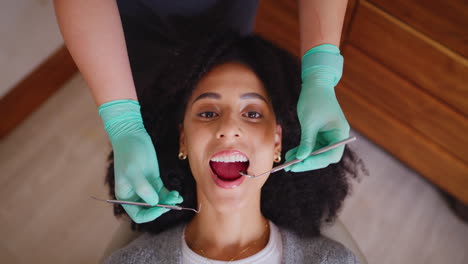 dentista chequeando la boca de una paciente durante