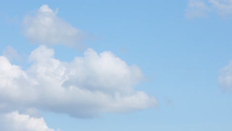 Timelapse-De-Formaciones-De-Nubes,-Con-Cielo-Azul.