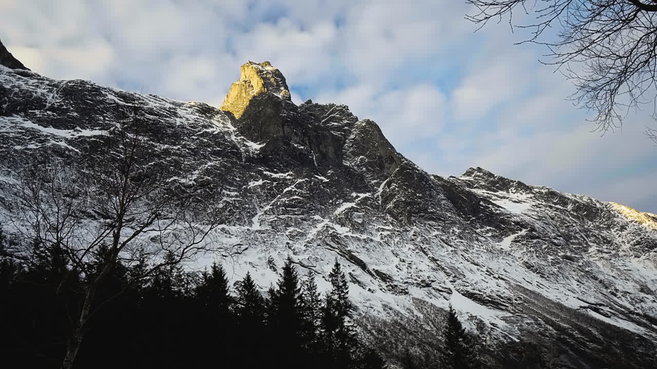 geiranger 노르웨이의 록키 산맥에서 일출 - 와이드 샷을 기울이십시오