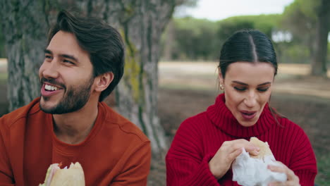una pareja disfruta de un picnic en el bosque. turistas comiendo en un fin de semana romántico.