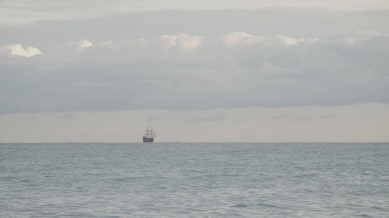 일출 때 아름다운 흐린 날 지중해에서 항해하는 16세기 갤리온 안달루시아 복제선
